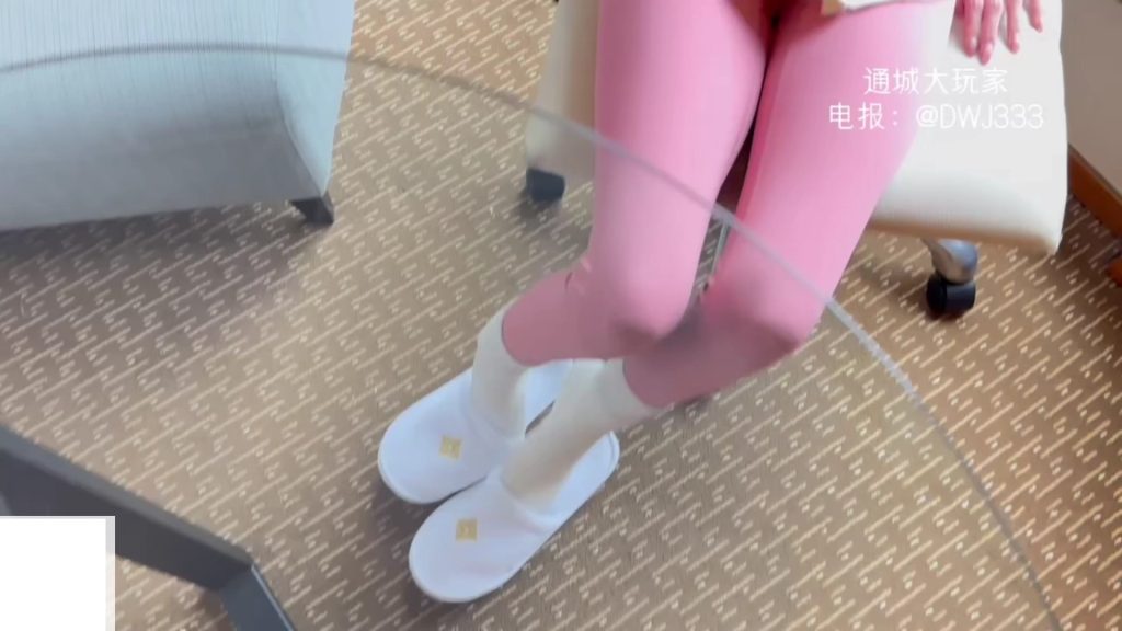 18X.真人视频-瑜伽裤女孩姿势超多-异梦资源站